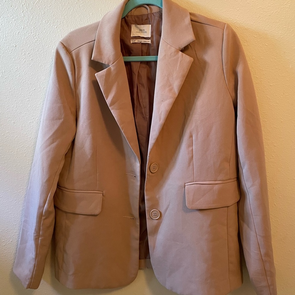 Worn once! Oversized blazer. Needs to be ironed.